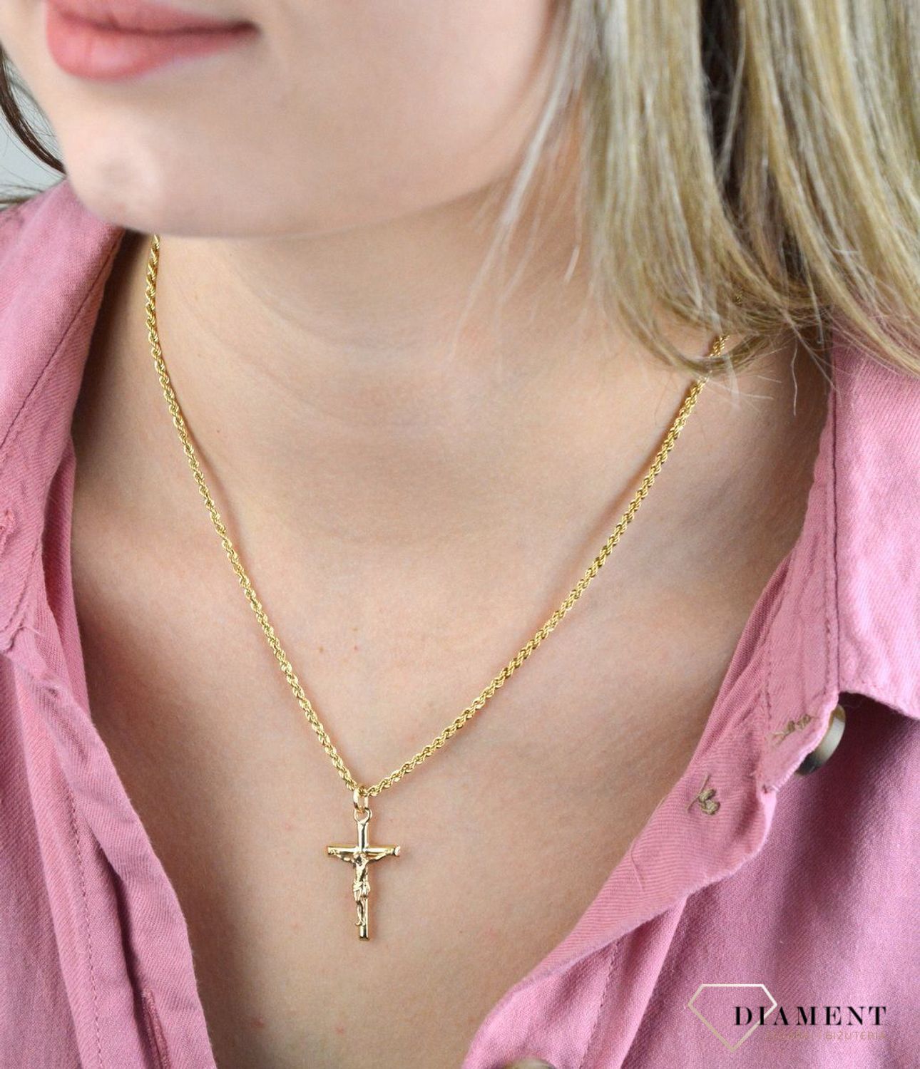 Złoty łańcuszek 585 o splocie kordel 2 mm DIA-LAN-8098-585 2mm. Łańcuszki to uniwersalne dodatki, które sprawdzają się na każdą okazję i dla osoby w każdym wieku. Złoty łańcuszek będzie świetnym prezentem zarówno dla kobiety i (1).jpg